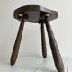 Tabouret tripode ancien en bois foncé sculpté