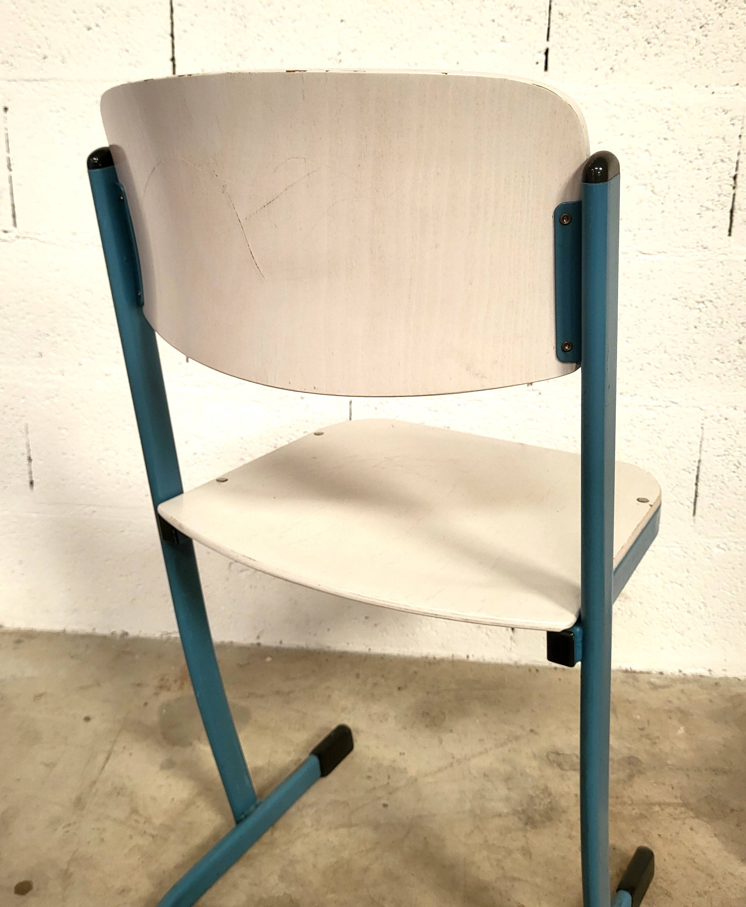 20 Chaises d'école bleues du designer Karl Northheler