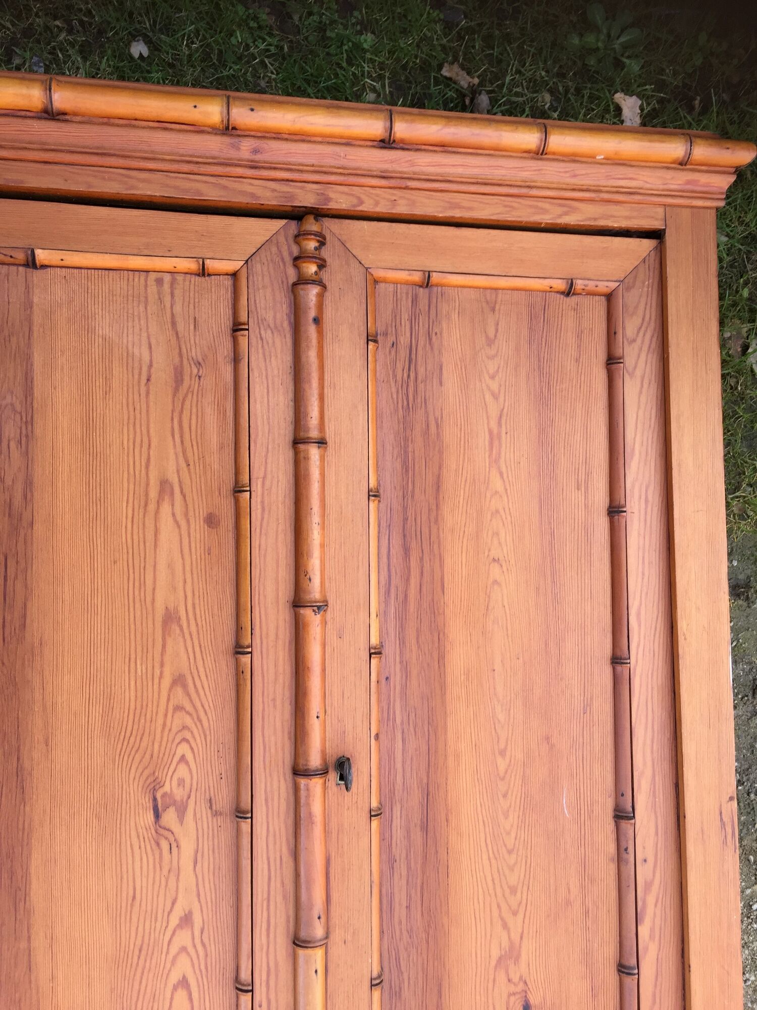 Armoire vintage en pitchpin et bambou d’époque 1900