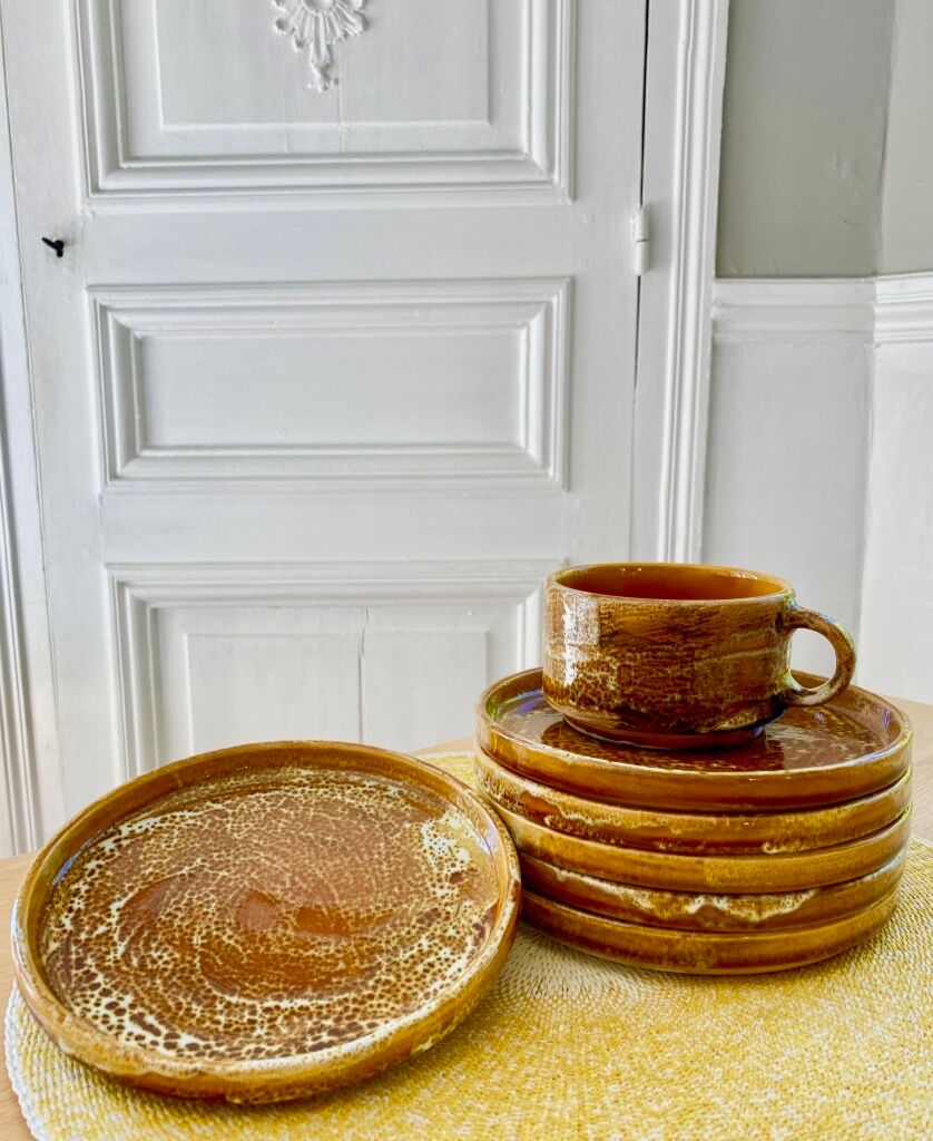 6 stoneware cups and 6 enamel plates
