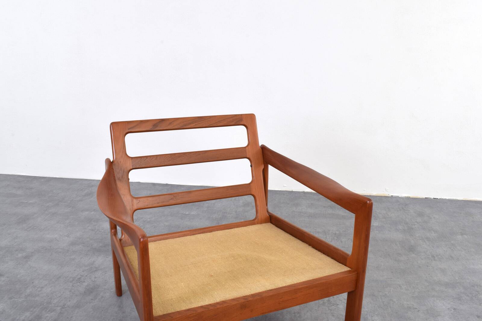 Fauteuil lounge vintage en teck par Illum Wikkelsø pour Niels Eilersen, 1960.