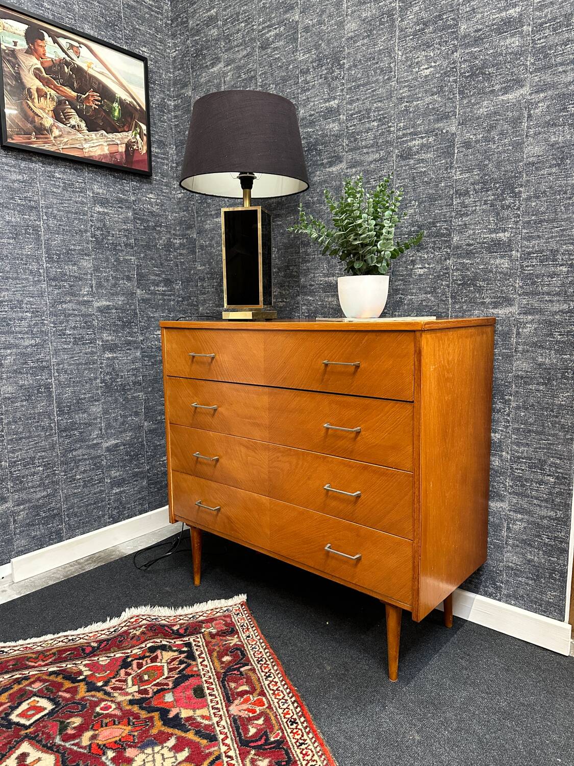 Commode vintage pieds fuseaux