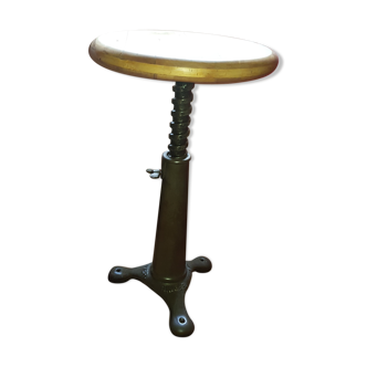 Stool singer