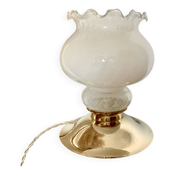 Lampe à poser vintage avec globe blanc et base en laiton ancien - Éclairage élégant avec fil doré tressé