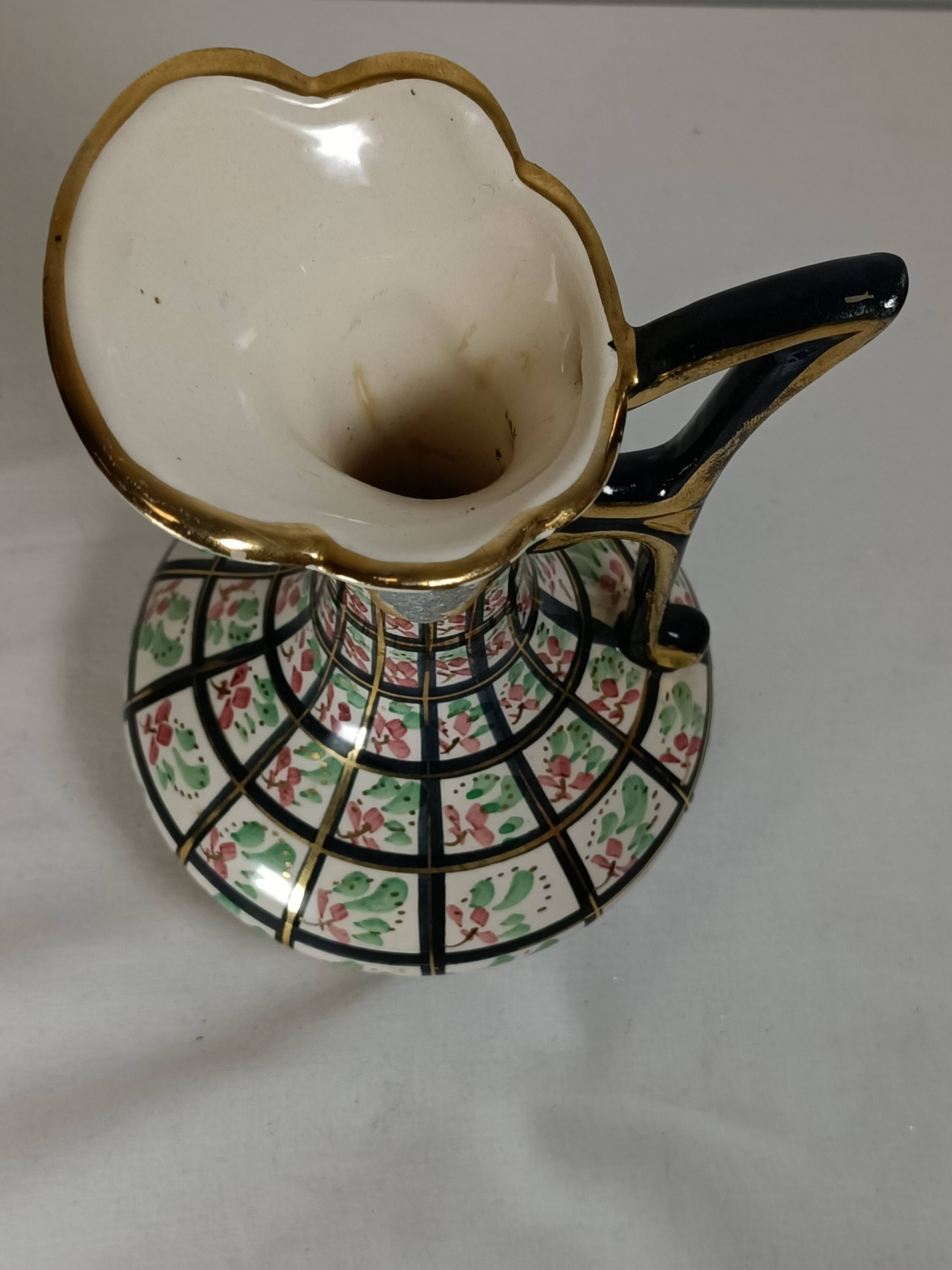 Aiguière ancienne en faïence décor floral – XIXe siècle