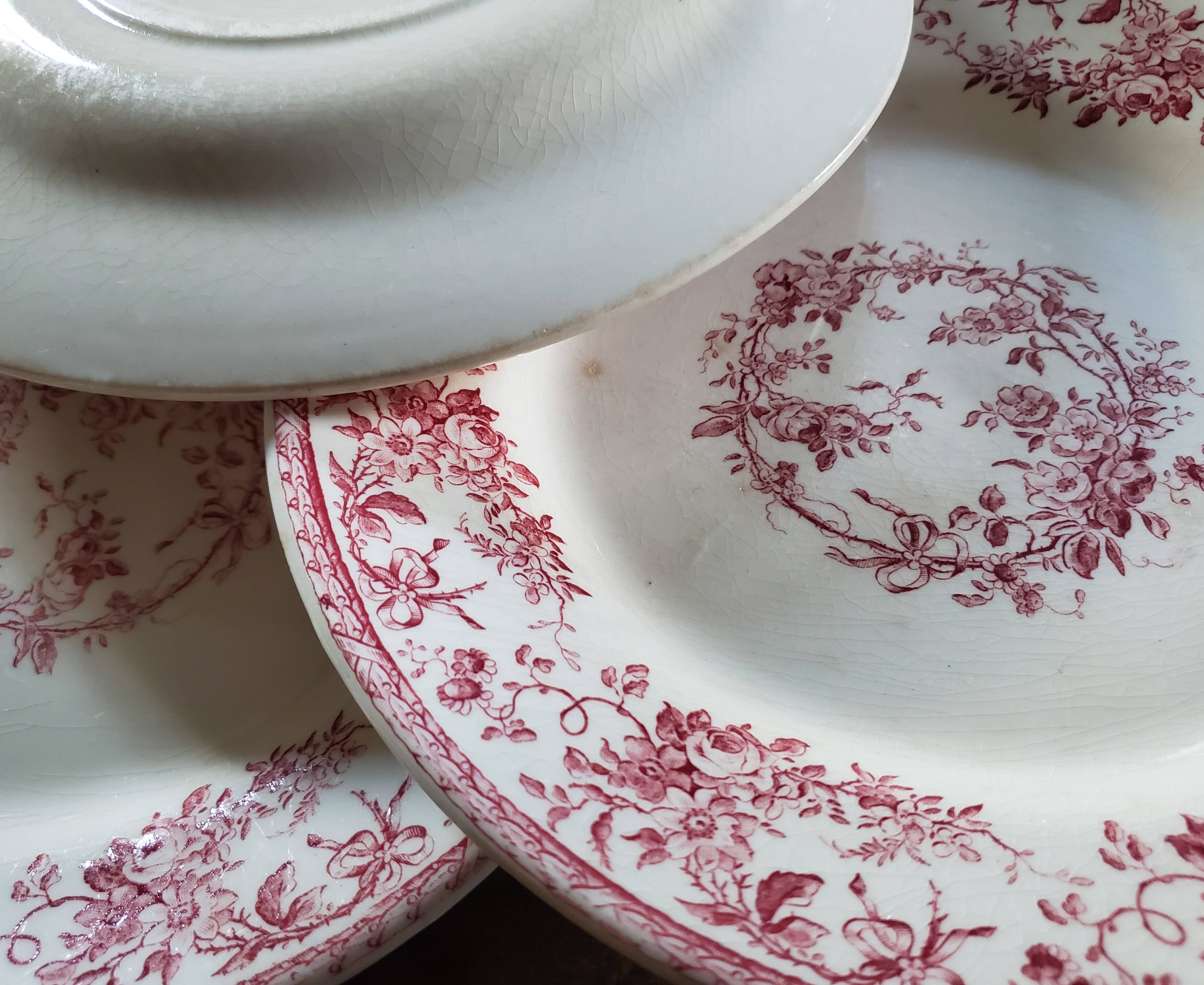 Gien ceramic flat plates. Collection "Bouquets de roses"