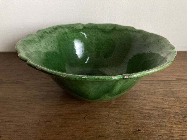 Saladier centre de table 1960 en terre vernissée de Biot à festons vert XL