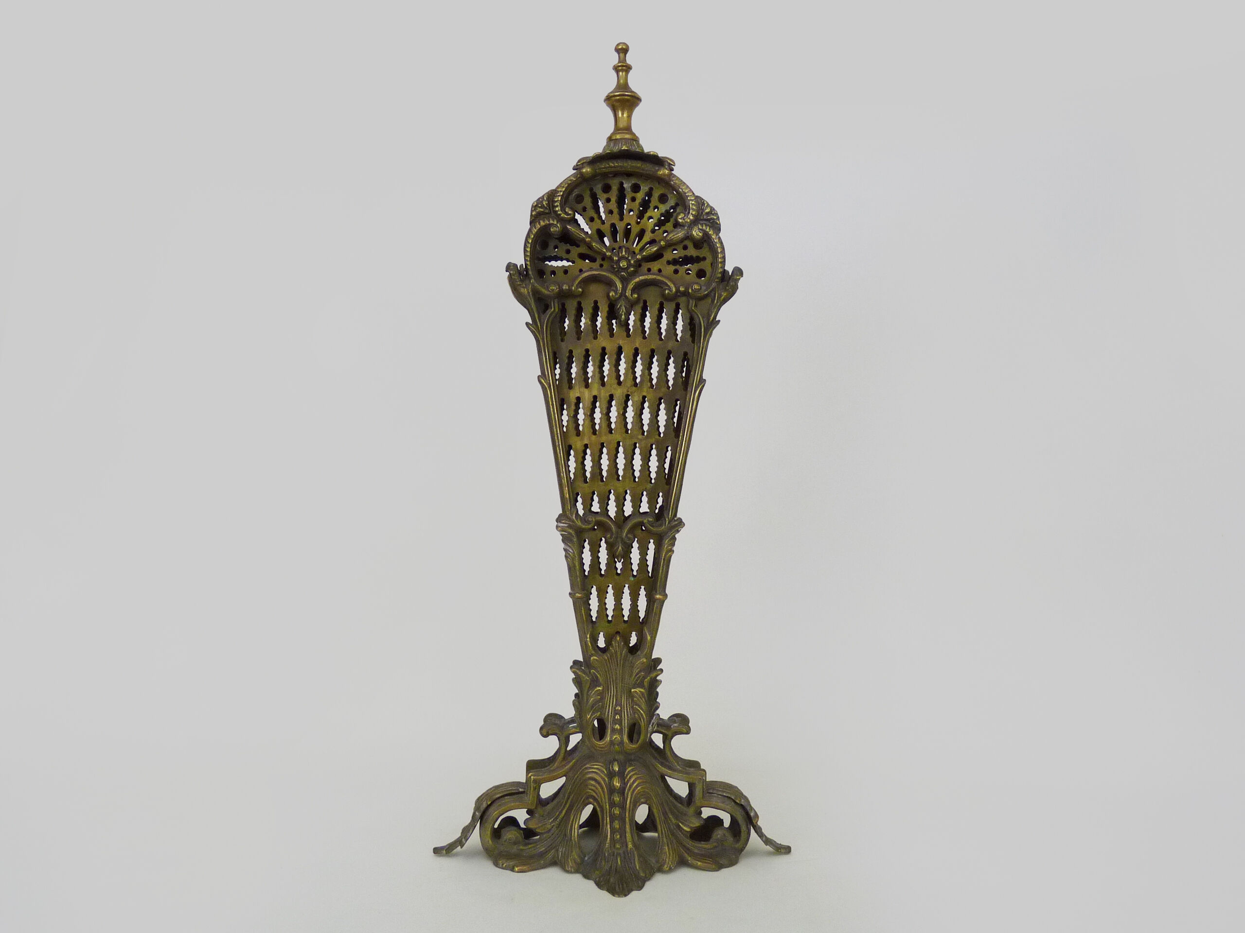 Old chimney fire barrier in fan. Gilded bronze. XIXth