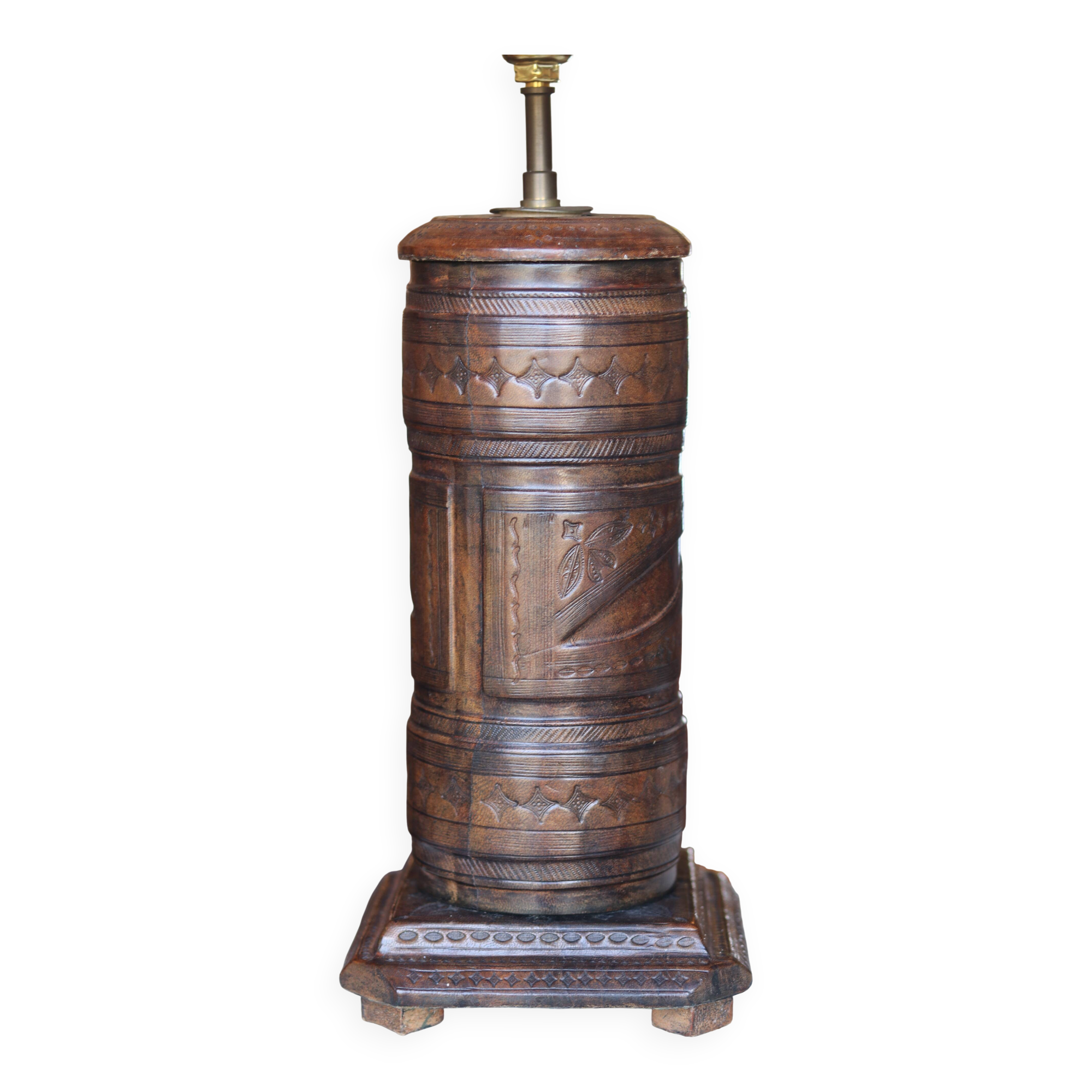 Pied de lampe touareg en cuir repoussé, 1960
