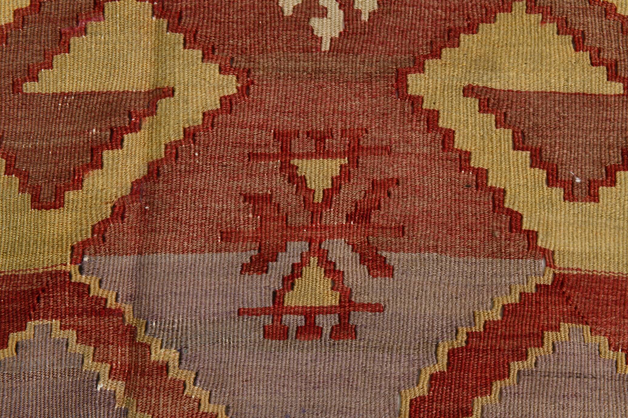Tapis couloir vintage 4x13 Kilim marron foncé et rouge, 139x396 cm