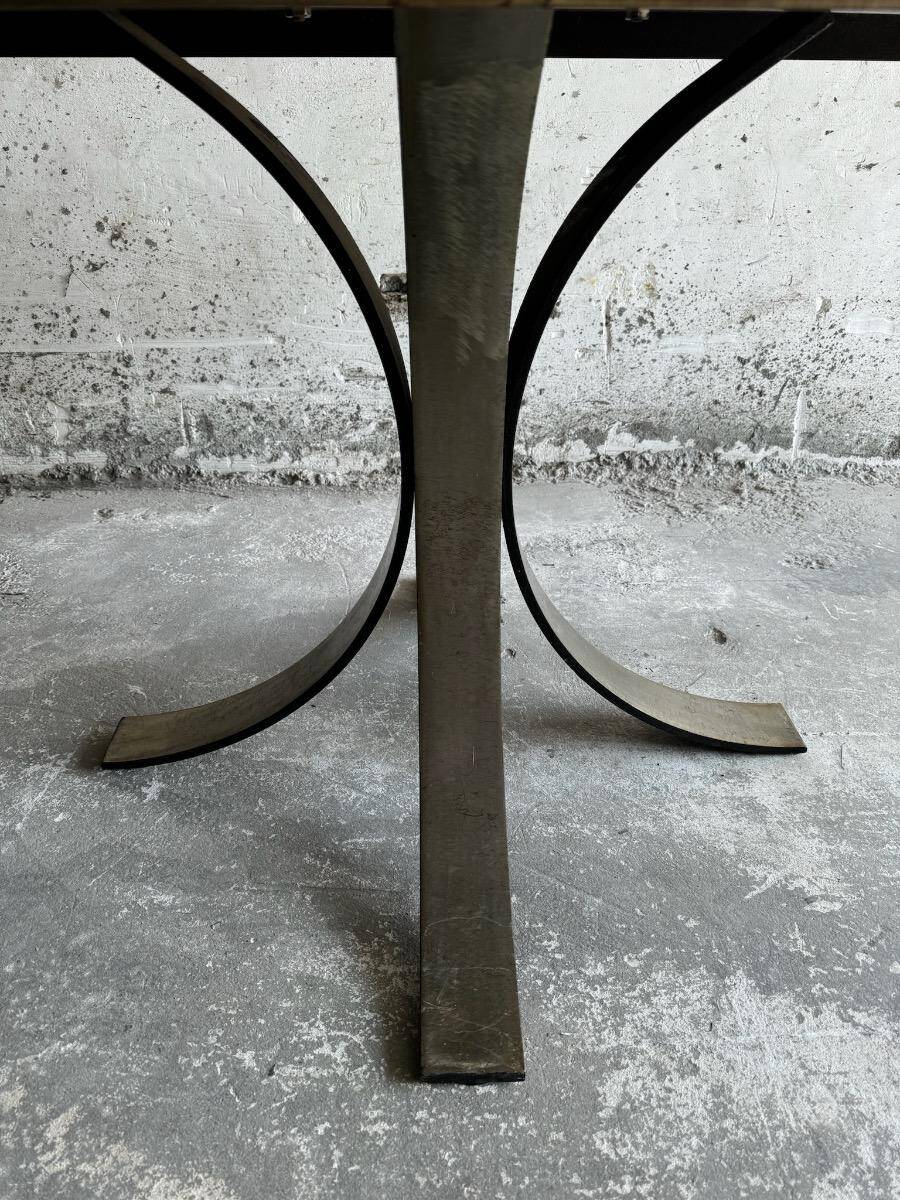 Table d'appoint élégante en bois brun foncé, style années 1950, rare et raffinée. Dimensions : 134 × 67 × 67 cm.