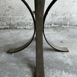 Table d'appoint élégante en bois brun foncé, style années 1950, rare et raffinée. Dimensions : 134 × 67 × 67 cm.