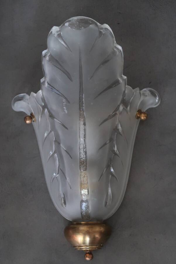 Large Art Deco wall light from the 1930s/40s in brass and thick frosted glass signed.