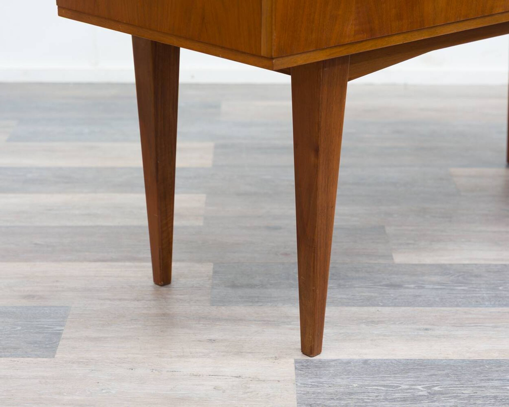 Enfilade/commode des années 1950 en noyer. Excellent état d'origine.