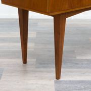 Enfilade/commode des années 1950 en noyer. Excellent état d'origine.