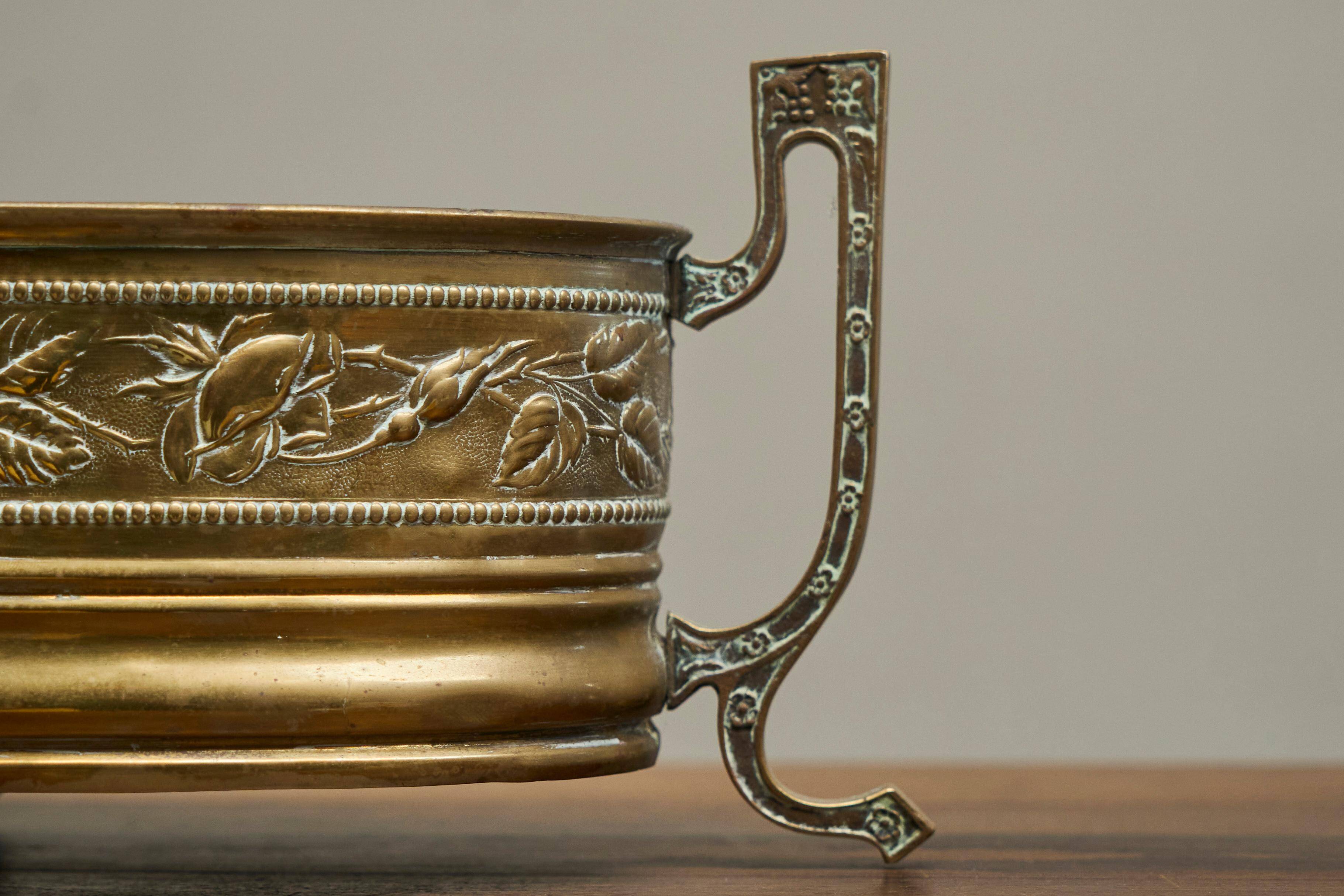 Neoclassical cache-pot in patinated brass, 19th century.