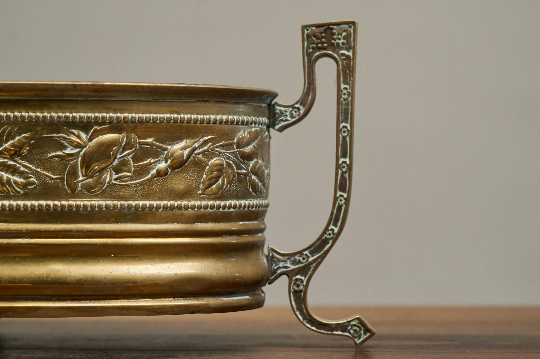 Cache-pot néoclassique en laiton patiné XIXe siècle