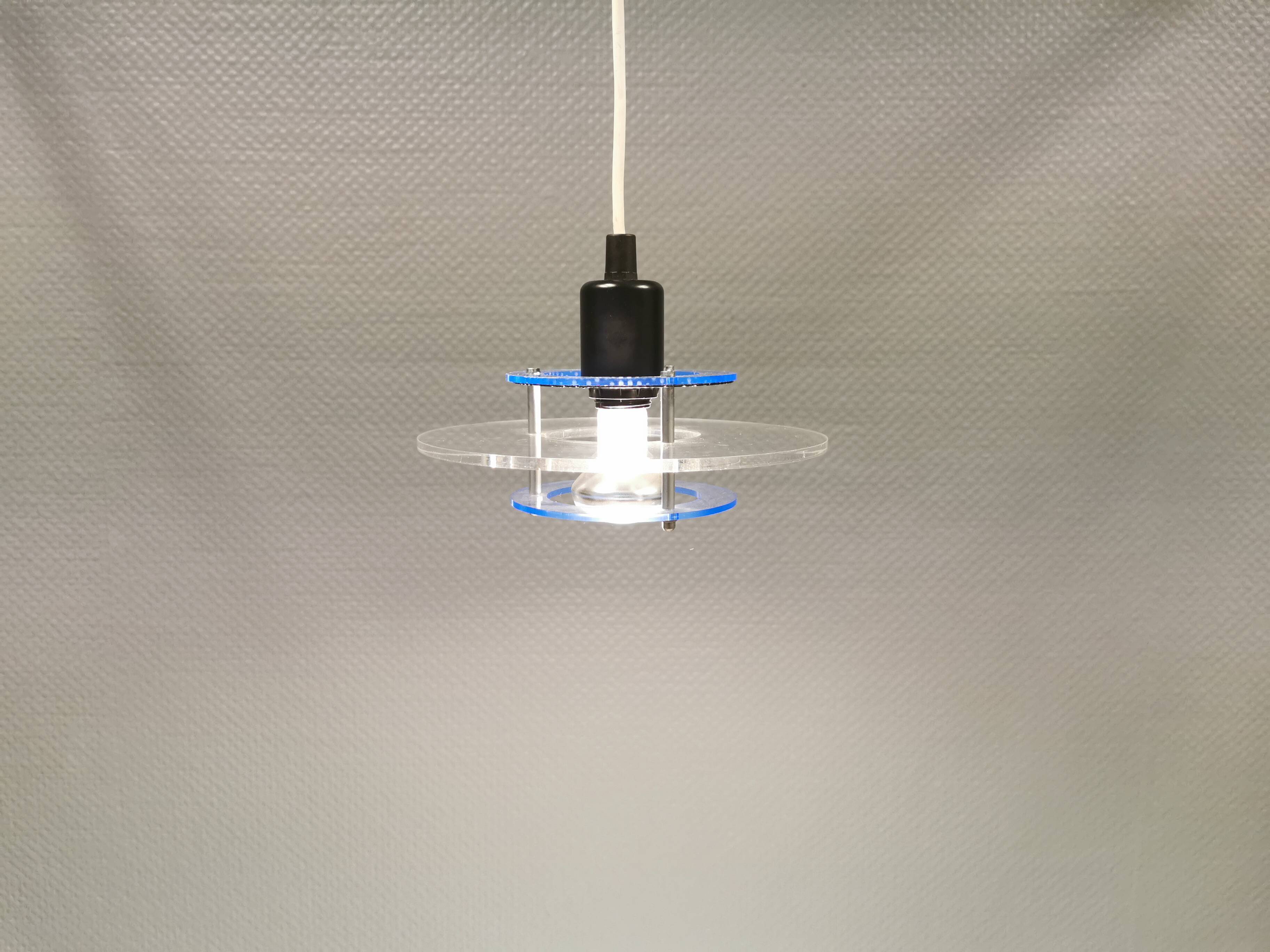 Petite suspension danoise Space-Age en verre plexi translucide, estimée années 1980.