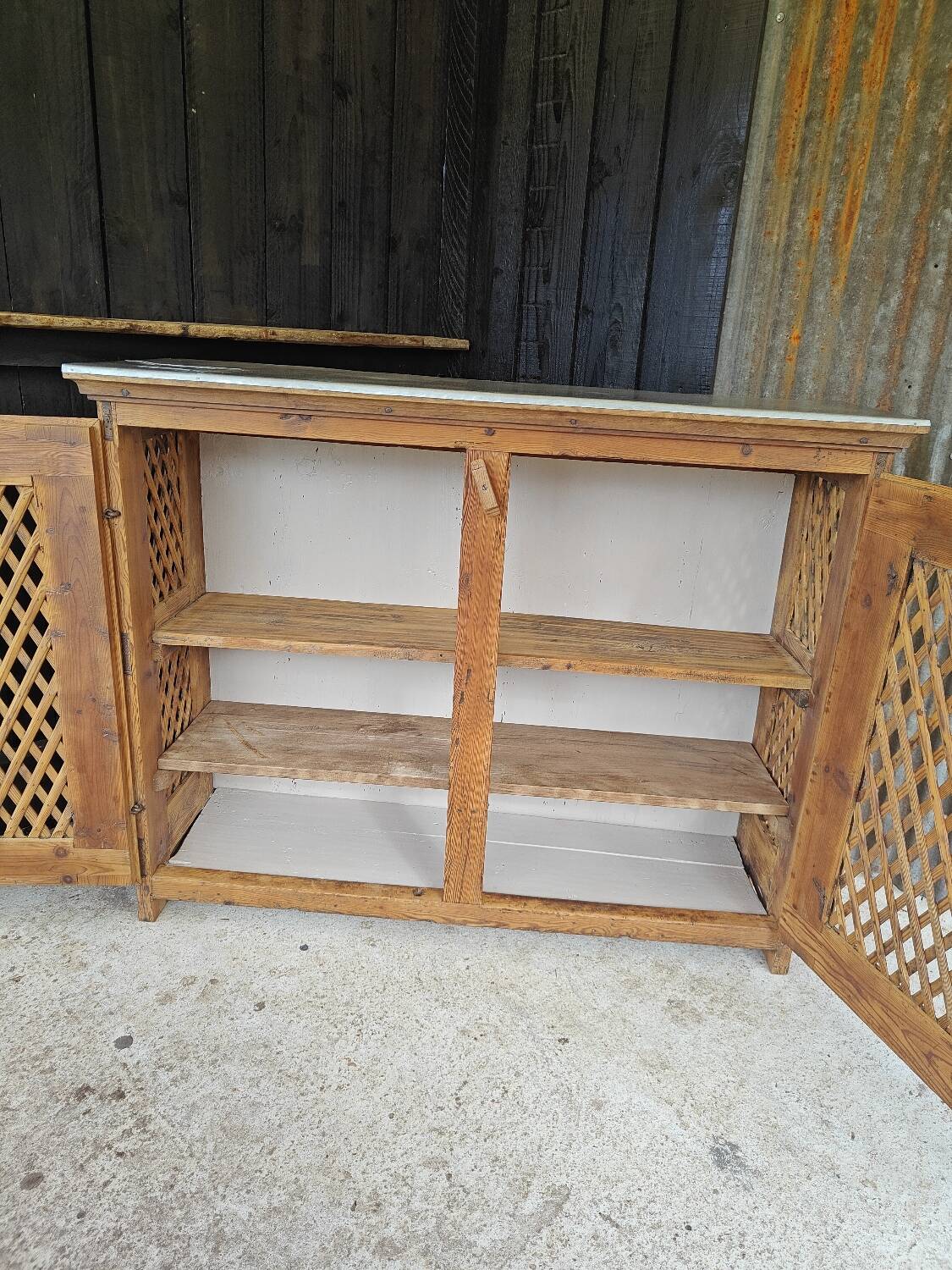 Support buffet in solid pine, zinc top, late 19th century.