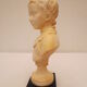 ancien buste de jeune enfant en marbre couleur ivoire sur socle noir en marbre