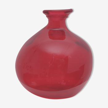 Vase en verre rouge diforme