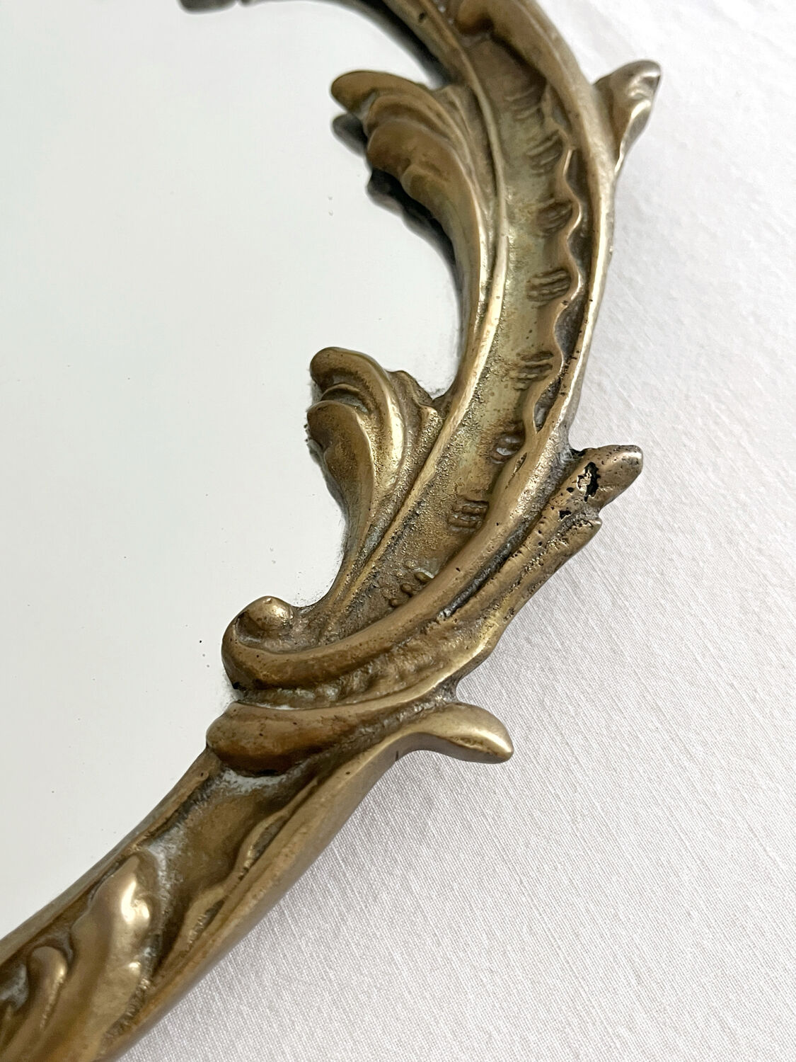Miroir classique rocaille en laiton doré vintage