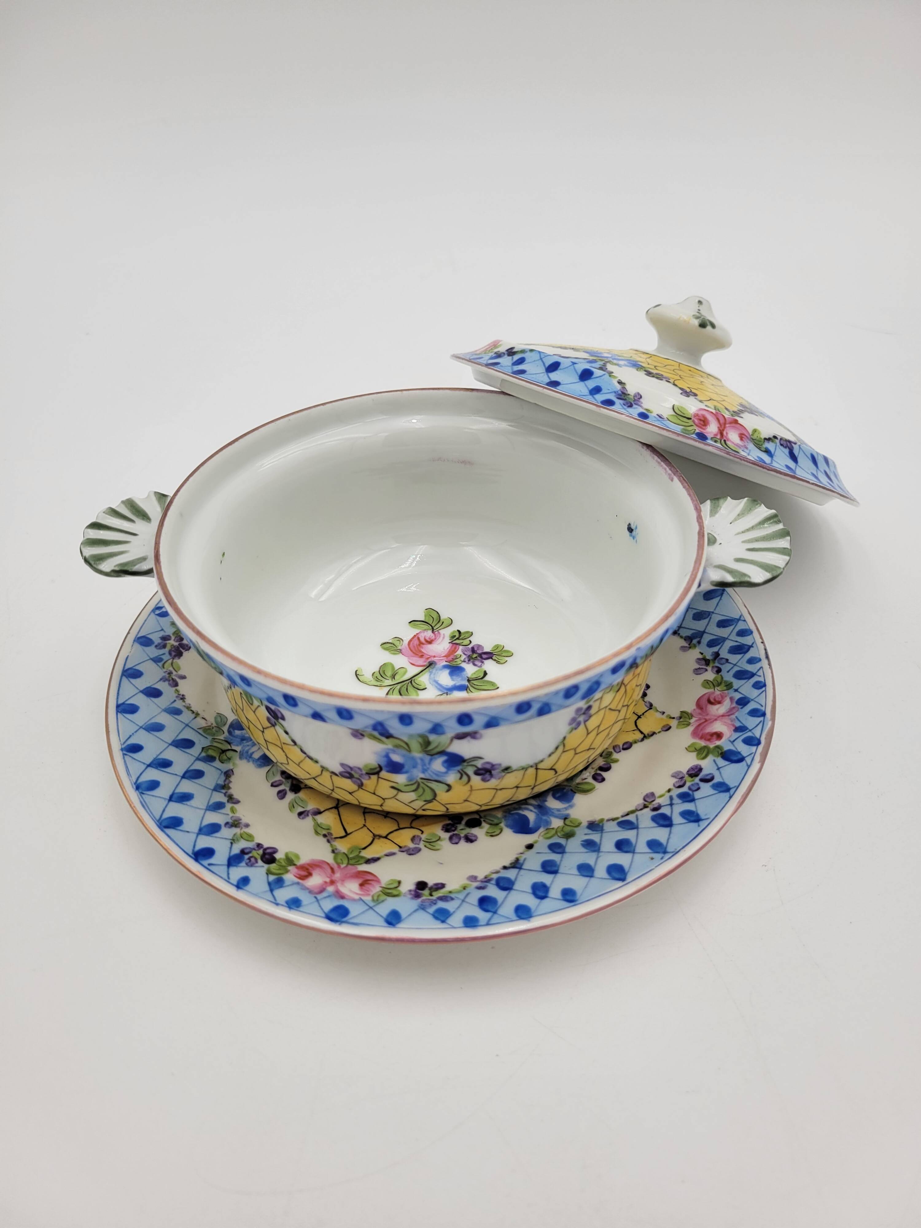 Bouillon and its porcelain display