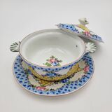 Bouillon and its porcelain display