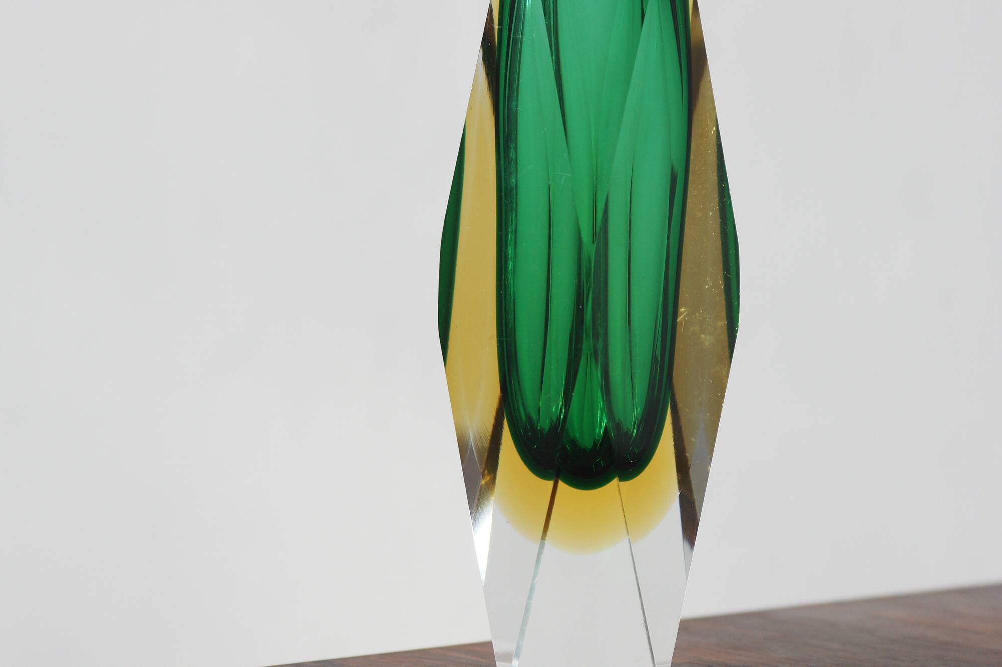 Vase à facettes en verre Sommerso vert et ambré
