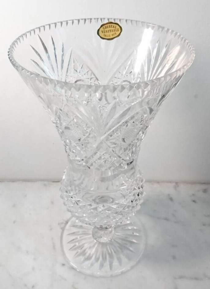 Vase en cristal taillé main sur piédouche