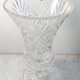 Vase en cristal taillé main sur piédouche