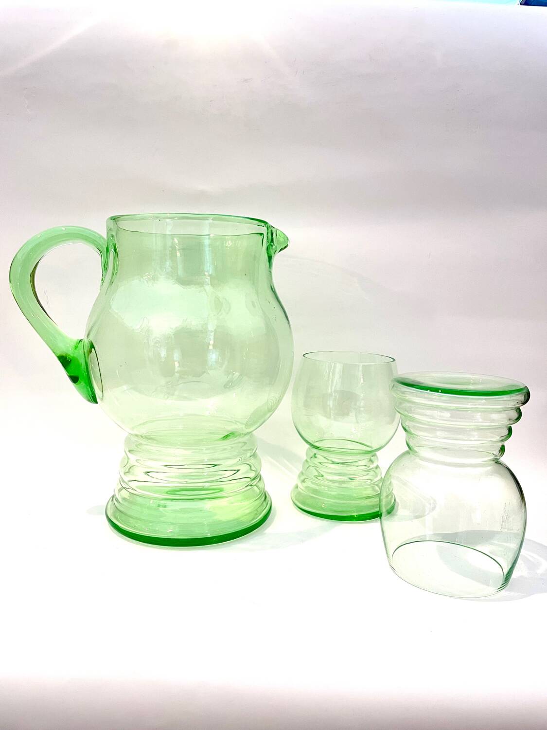 Art Deco carafe and its two glasses, in uraline