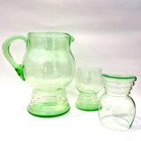 Art Deco carafe and its two glasses, in uraline