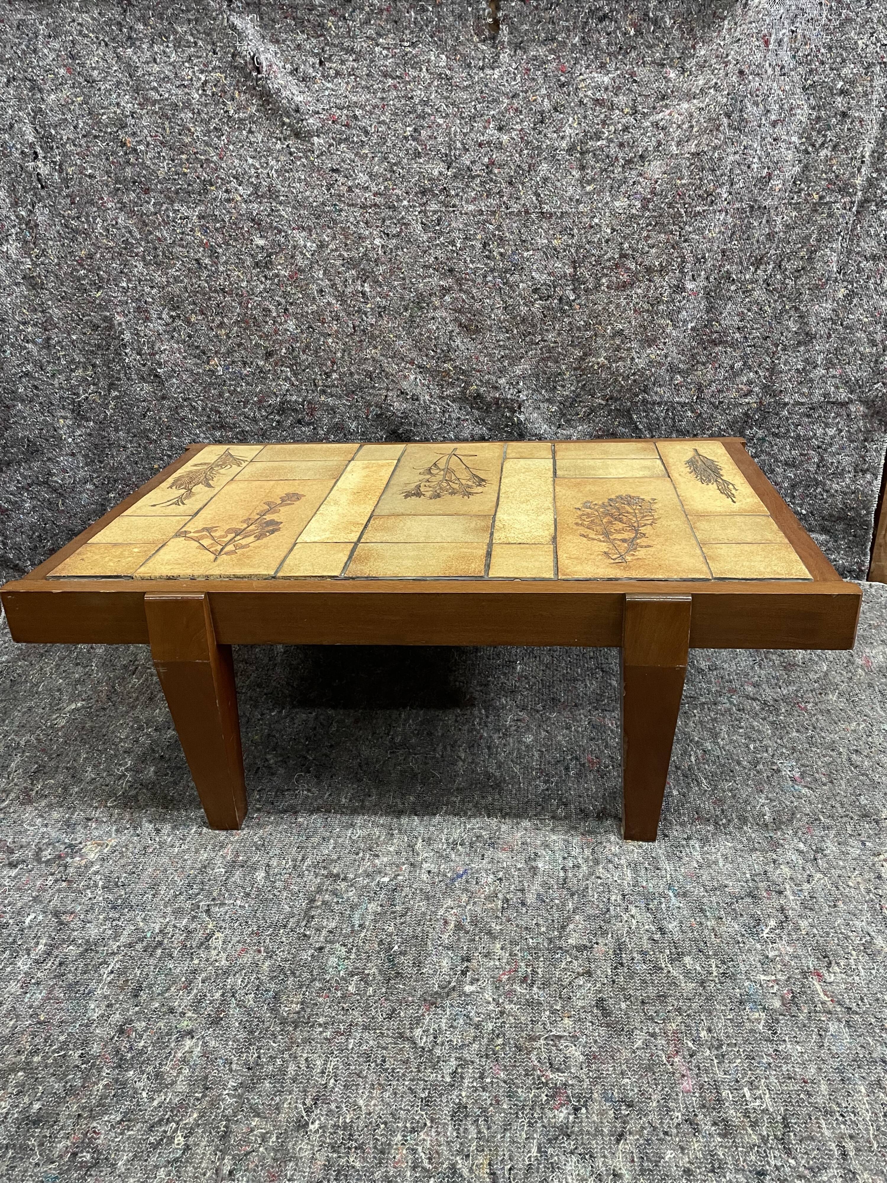 Coffee table in wood and ceramic herbarium