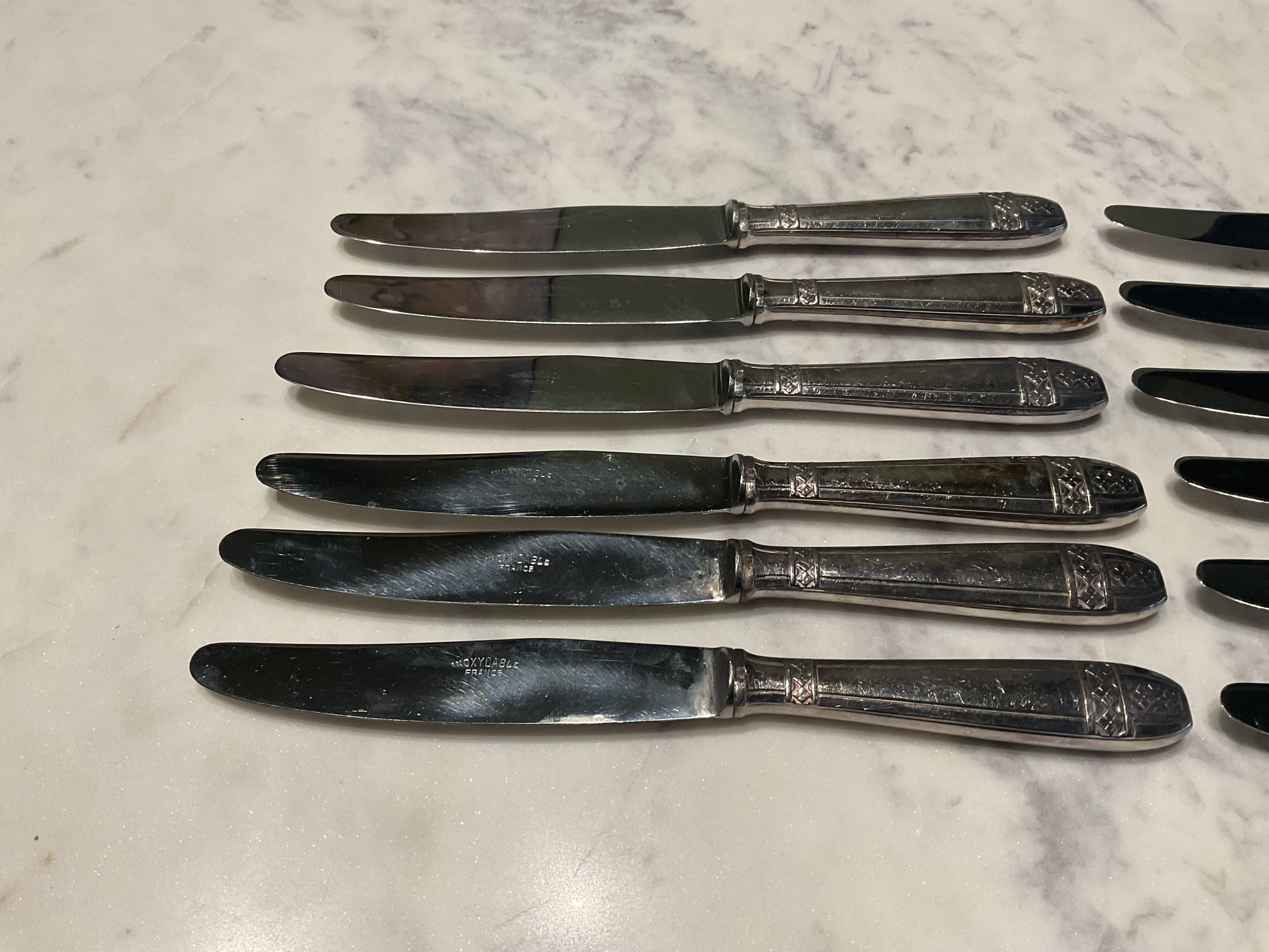 12 couteaux . métal argenté . art deco