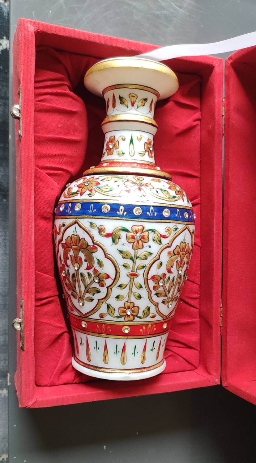 Hindu marble vase with floral decoration and gold leaf, in a box. Height 20 cm.