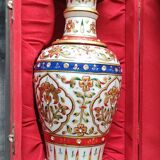 Hindu marble vase with floral decoration and gold leaf, in a box. Height 20 cm.