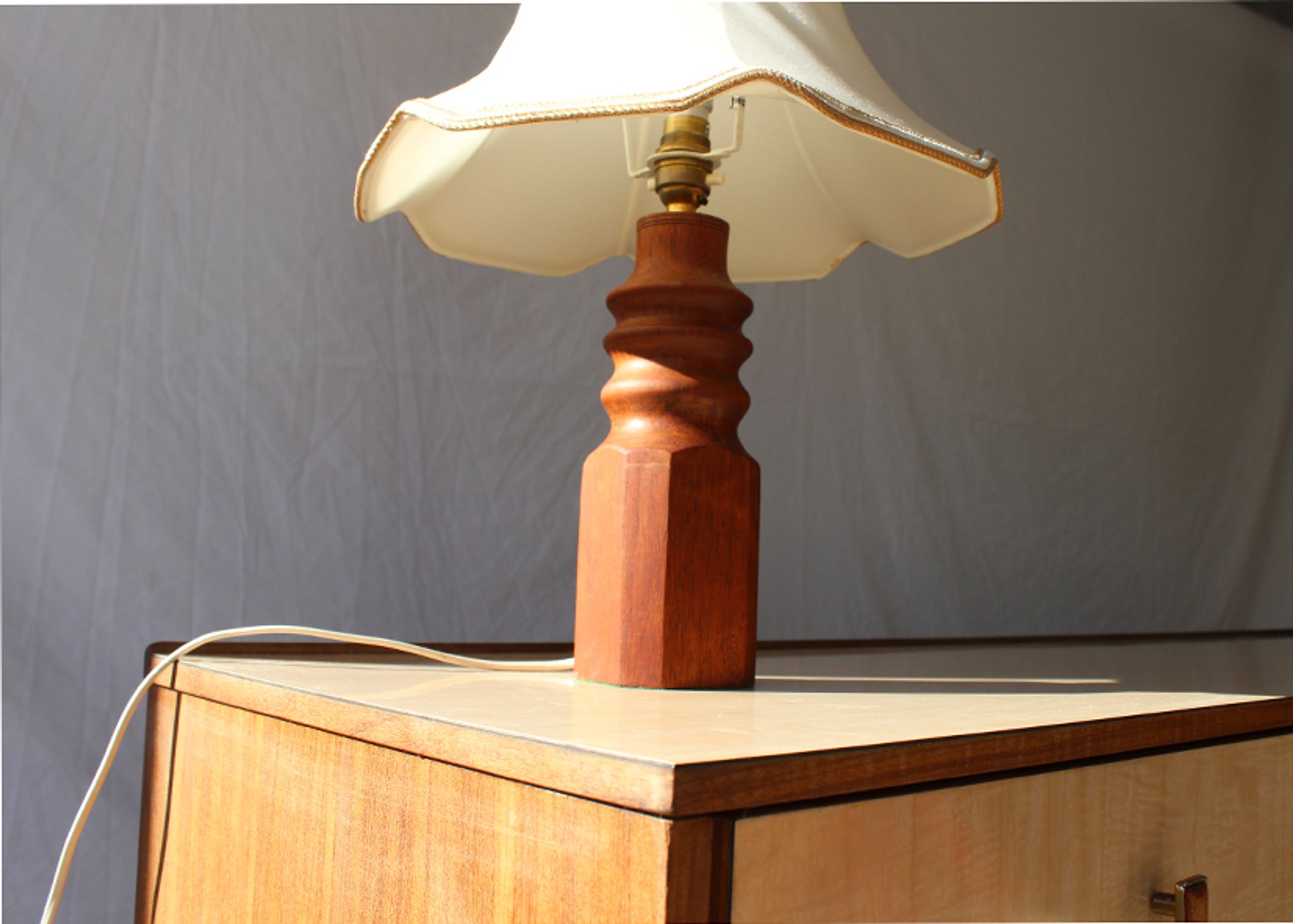 Lampe danoise tournée en bois des années 1970