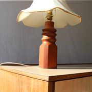 Lampe danoise tournée en bois des années 1970