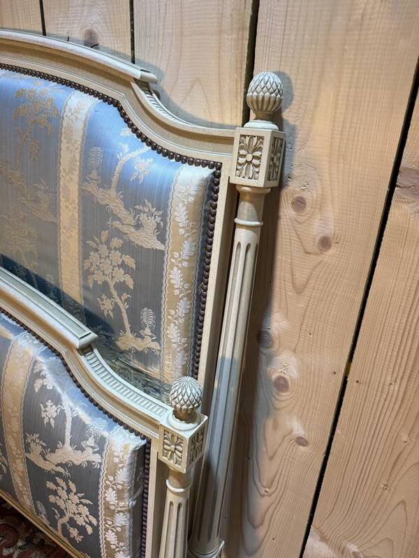 Lit capitonné de style Louis XVI en bois beige