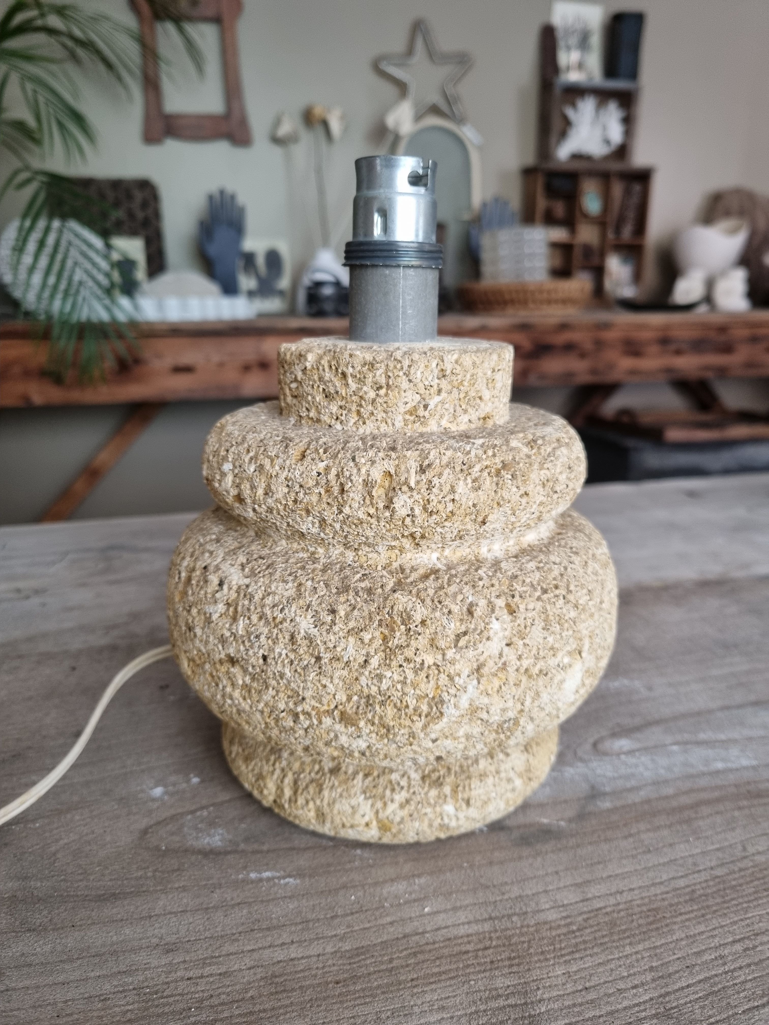 Lampe en pierre du gard
