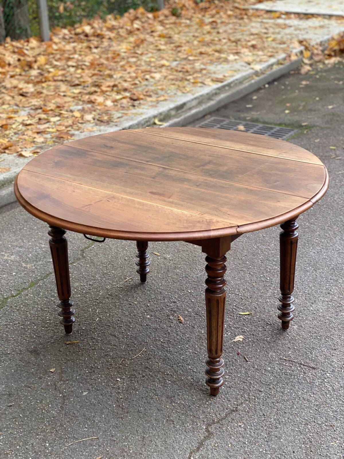 Louis Philippe oval drop-leaf table in solid wood, 19th century