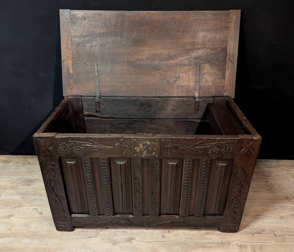 Coffre catalan en bois sculpté XVIIIe siècle