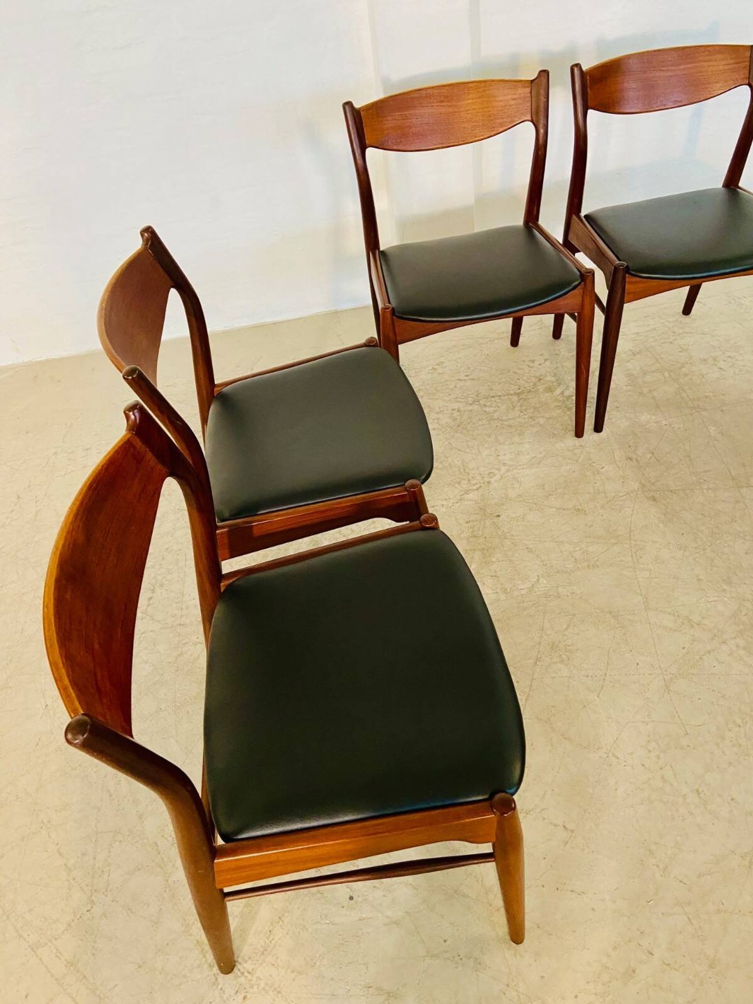 Danish vintage Arne Wahl Iversen teak and leather dining chairs model 26 - 1960s
