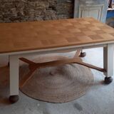 Extendable dining table