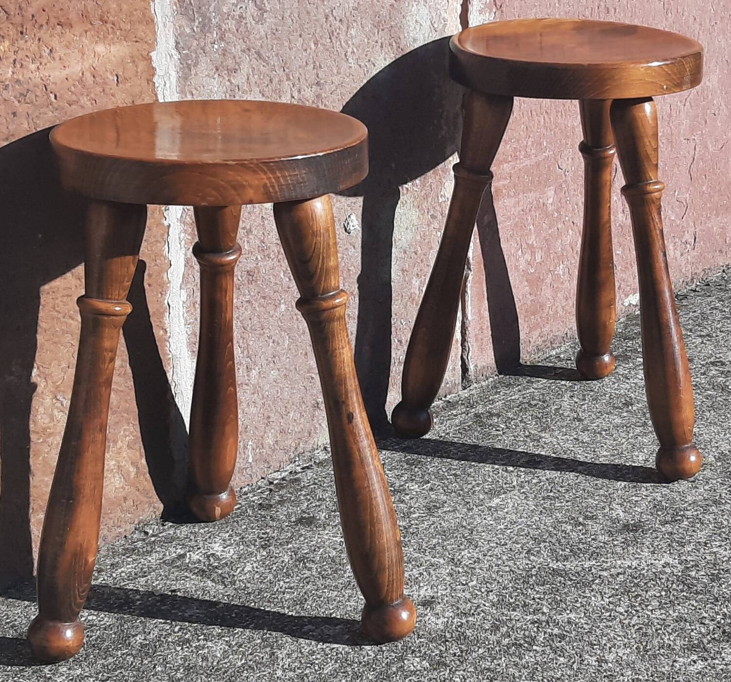 Tabourets bas tripodes, bois massif. (Lot de 2)