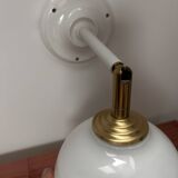 Applique murale inclinable globe opaline blanche