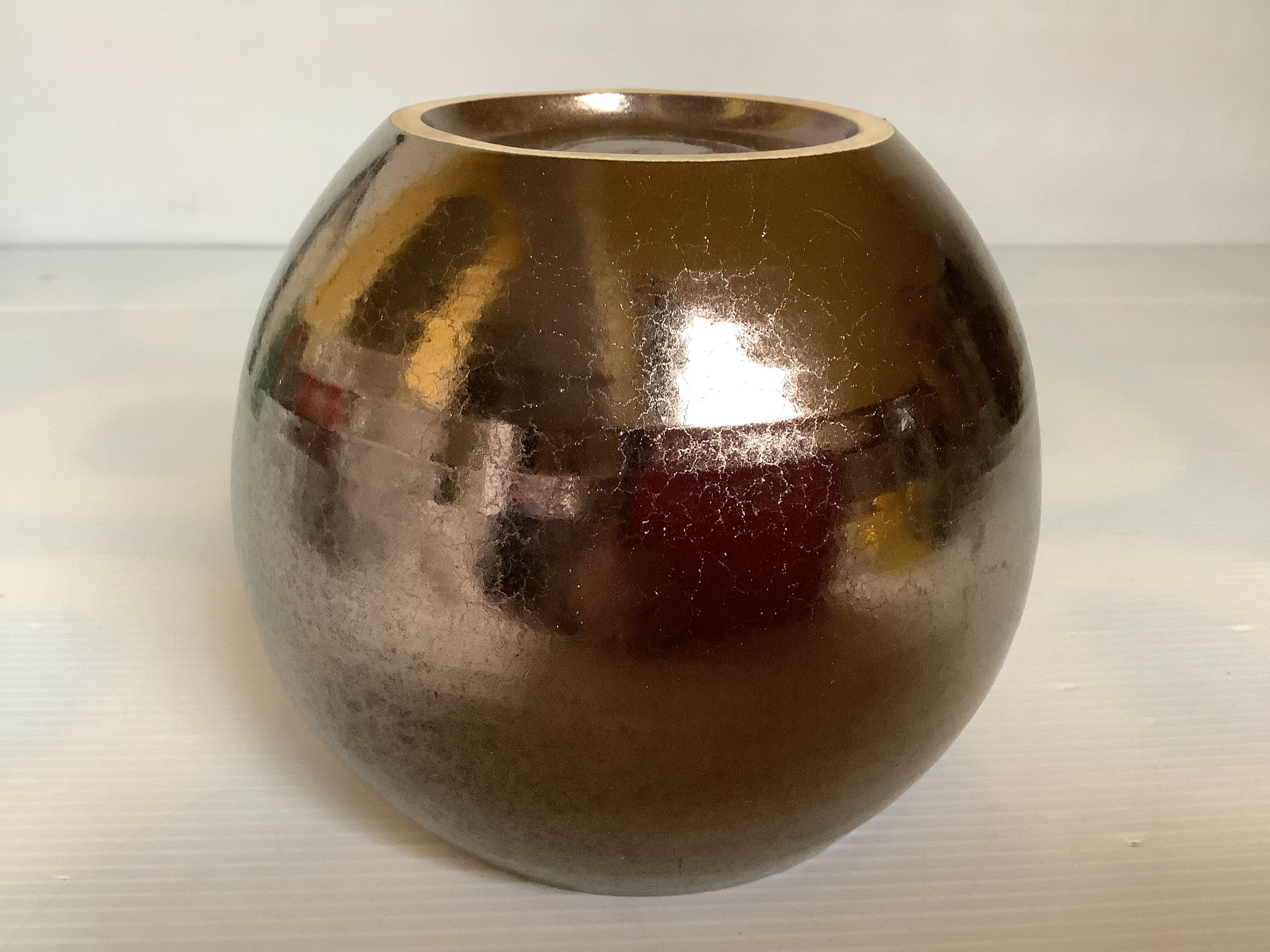 Small round vase, cracked golden ceramic.