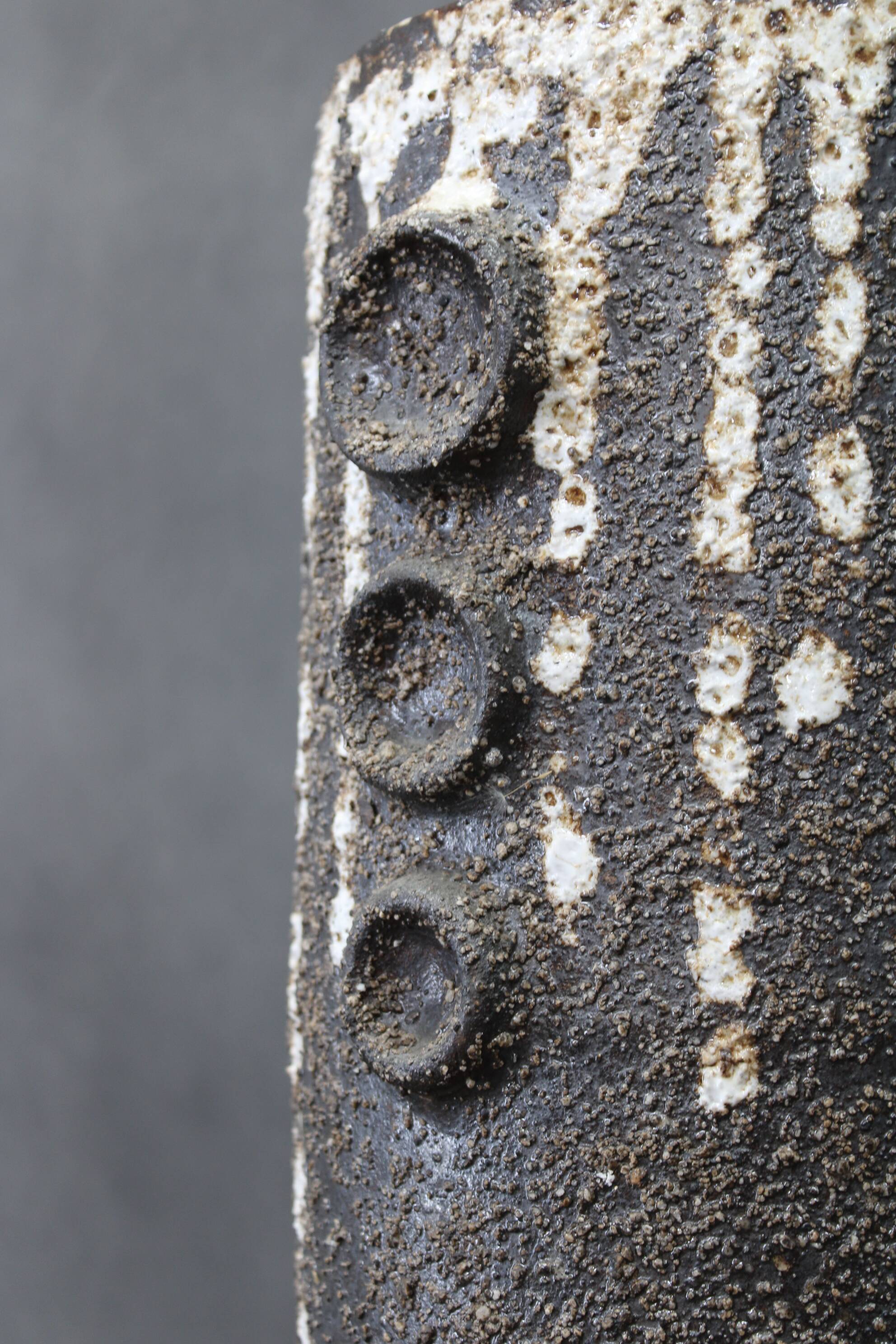 Vase brutaliste européen en céramique à surface texturée imitant la lave, années 1970