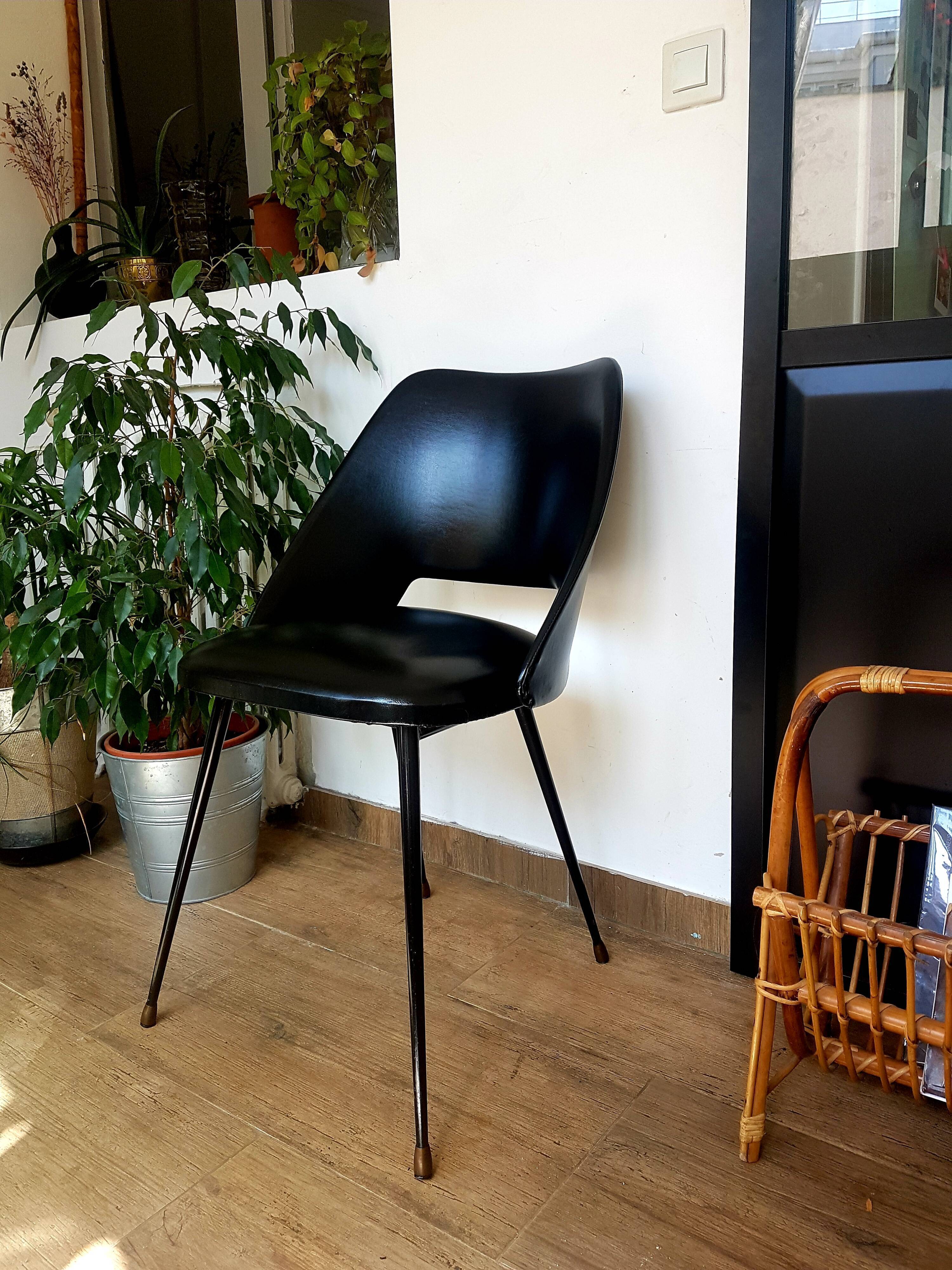 Chaise tonneau en skaï